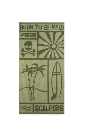 Toalla de playa con el texto "BORN TO BE WILD", calavera y huesos cruzados, destello de sol, palmeras, tabla de surf y el logo de "SCALPERS" sobre fondo verde.