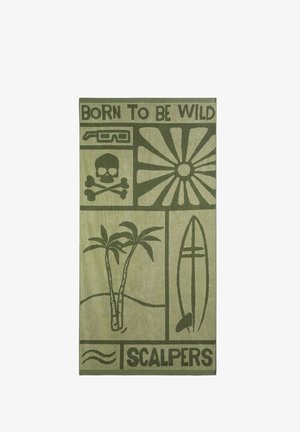 Toalla de playa con el texto "BORN TO BE WILD", calavera y huesos cruzados, destello de sol, palmeras, tabla de surf y el logo de "SCALPERS" sobre fondo verde.