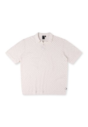 Polo de manga corta en punto color beige claro. Presenta un patrón de diamantes texturizado, un cuello con solapa y una tapeta de botones.