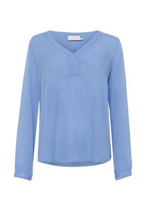 Ljusblå långärmad blus med V-ringning och en subtil sömdetalj vid halslinningen. Mjuk, något texturerad tyg med en avslappnad passform.