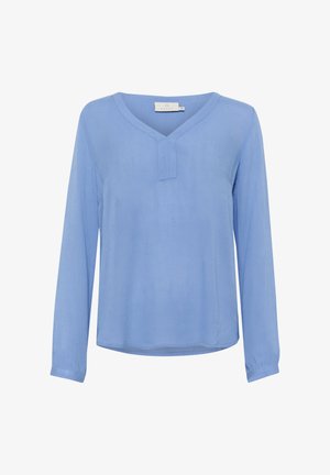 Ljusblå långärmad blus med V-ringning och en subtil sömdetalj vid halslinningen. Mjuk, något texturerad tyg med en avslappnad passform.