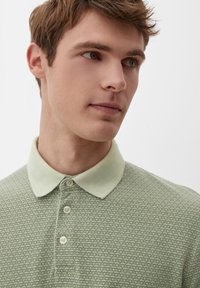 s.Oliver MIT ALLOVER - Poloshirt - olivgrün