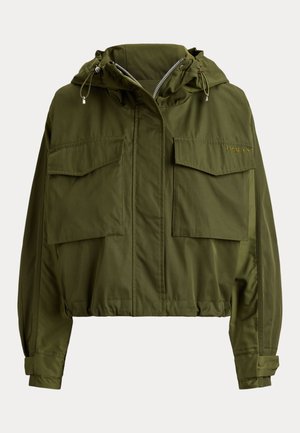 Olivgrüne kurz geschnittene Jacke mit Kapuze, Frontreißverschluss, zwei großen Klappentaschen und verstellbaren Bündchen, besticktes "Polo" Logo auf der Brust.