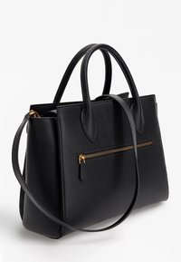 Mustan tekstuurilla varustettu nahkakäsilaukku, jossa on kaksi kantohihnaa, irrotettava olkahihna ja edessä vetoketjullinen tasku, jossa on kultainen vetoketju.