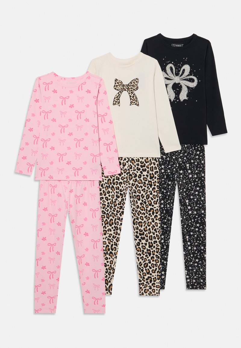 Cuatro conjuntos de pijamas que presentan varios diseños: rosa con lazos, crema con un lazo de estampado de leopardo, negro con gráfico de lazo plateado y negro con estrellas.