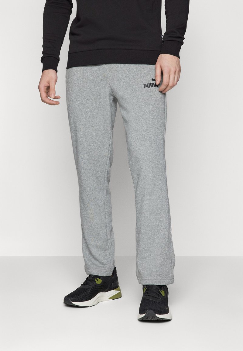 Szürke melegítőnadrág, puha anyagból, slim fit szabással és rugalmas derékrésszel. Bal combján fekete Puma logó található.