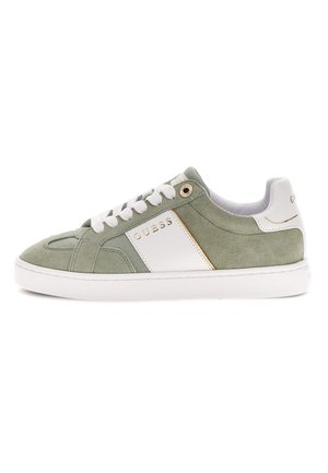 Zapatillas de ante verde con acentos de cuero blanco, detalles dorados y cordones blancos. Suela de goma plana y diseño de punta redondeada.