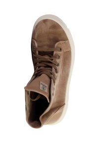 Lichtbruine canvas hoge sneaker met ronde neus, vetersluiting en witte rubberen zool. Inclusief een stoffen label aan de zijkant.