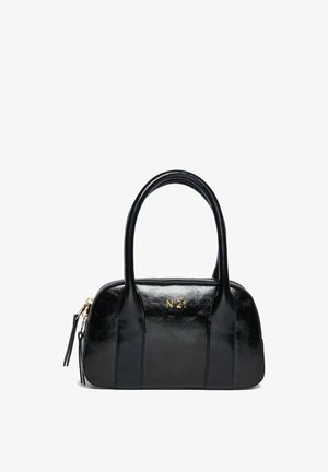 Schwarze Handtasche aus Lackleder mit doppelten Griffen, goldenem Reißverschluss und goldenem "N°21"-Logo vorne in der Mitte.