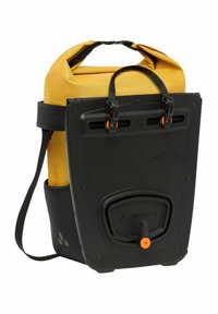 Zaino impermeabile giallo con chiusura roll-top, guscio rigido nero, spallacci regolabili e dettagli arancioni. Presenta un design esagonale.