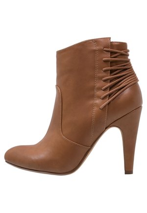 Højhælede støvletter - cognac