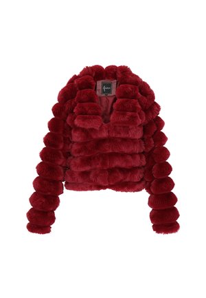 Krátká, plyšová bunda z temně červeného umělého kožešiny s horizontálně prošívanými sekcemi a dlouhými rukávy, vystavená na bílém pozadí.