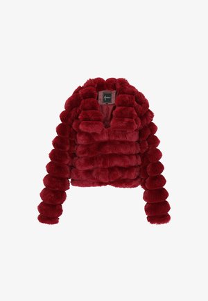 Kratka, plišasta jakna od duboke crvene umjetne krzno s horizontalnim jastučićima i dugim rukavima, prikazana na bijeloj pozadini.