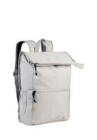 Grau farbener Stoff-Rucksack mit zwei verstellbaren Trägern, einem Reißverschluss-Frontfach und einer oberen Klappverschluss. Verfügt über ein Logo auf der Vorderseite.