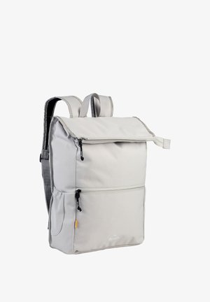 Sac à dos en tissu gris avec deux bretelles ajustables, une poche avant zippée et un rabat supérieur. Présente un logo sur le panneau avant.