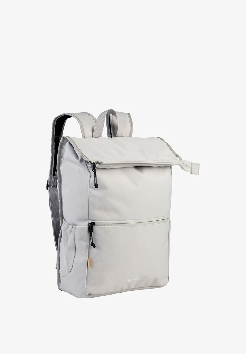 Grijze stoffen rugzak met twee verstelbare schouderbanden, een ritsvak aan de voorkant en een flap Sluiting bovenop. Beschikt over een logo op het voorpaneel.