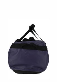 Tumma violetti vesitiivis laukku mustilla hihnoilla. Pyöreä muoto, jossa on ylhäällä oleva kantokahva ja säädettävä olkahihna kuljettamisen mukavuutta varten.