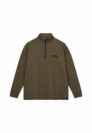 Maglione a manica lunga verde oliva con zip frontale a quarto e piccolo logo nero "CUERA" sul petto sinistro.