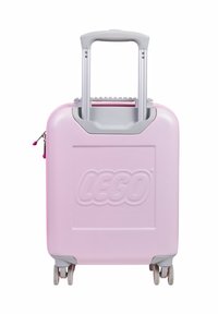 Ljusrosa hårdskalresväska med en strukturerad LEGO-logotyp, grå teleskophandtag och två hjul. Har en rosa dragkedja.