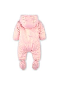 Roze, donzige baby sneeuwpak met een capuchon, gemaakt van zachte materialen, met elastische pols- en enkelmanchetten en bijpassende slofjes voor extra warmte.
