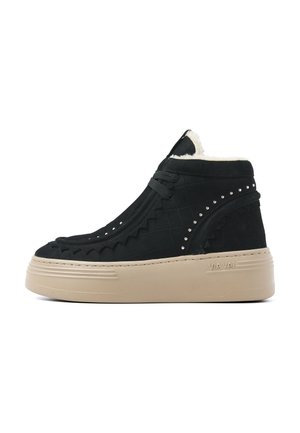Schwarze Wildleder High-Top Sneaker mit Kunstfell-Futter, strukturiertem Obermaterial, dekorativen Nieten und einer beigen Plattformsohle.