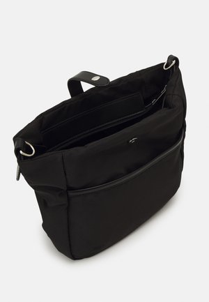 Sort rektangulær skuldertaske med et lynlåslukket hovedrum, frontlomme og sølvfarvede metalringe på hver side.