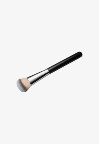 Pinceau de maquillage avec un manche noir, un fût en métal argenté et une tête arrondie de poils doux présentant un dégradé de beige à gris.
