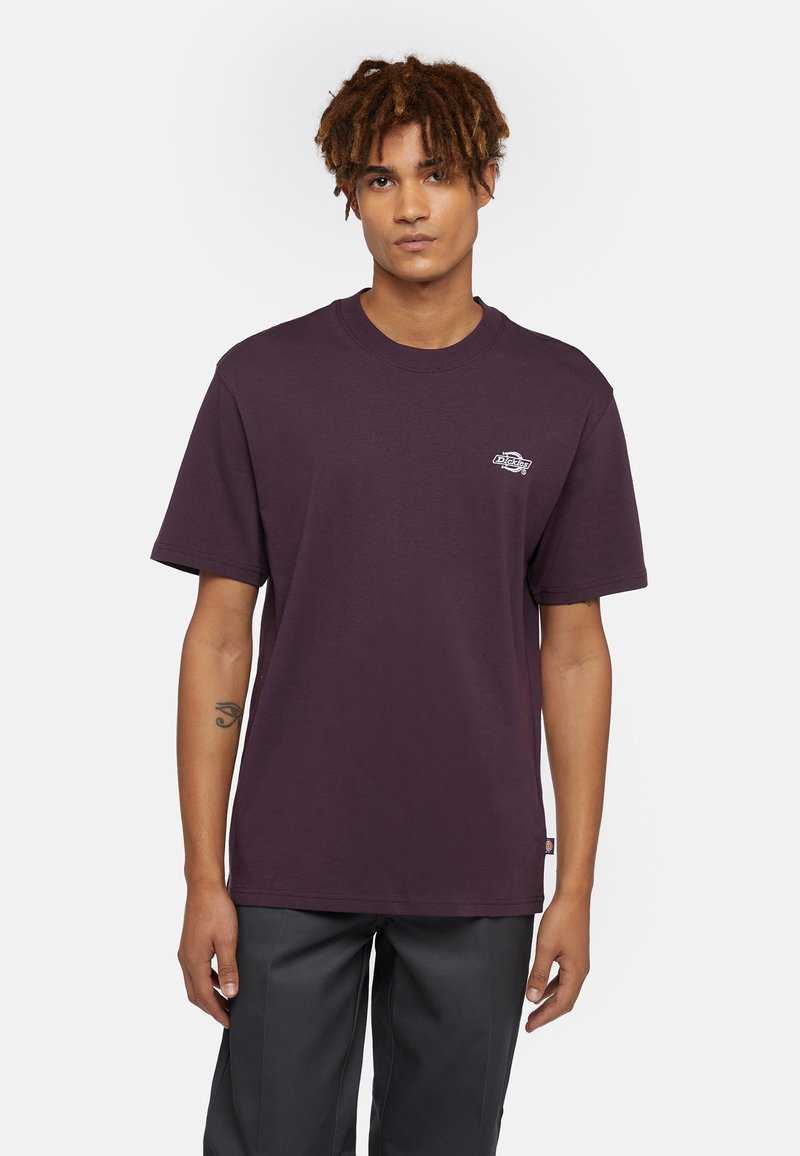 Mörkröd bomullströja med rund halsringning och korta ärmar, med en liten logotypdetalj på övre vänstra bröstet.