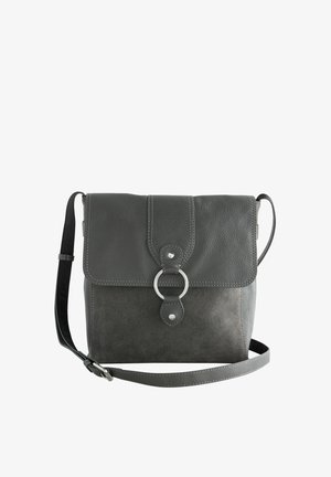 Dunkelgraue Leder- und Wildleder-Umhängetasche mit Klappverschluss und silbernem Ringdetail, verstellbarem Schulterriemen.