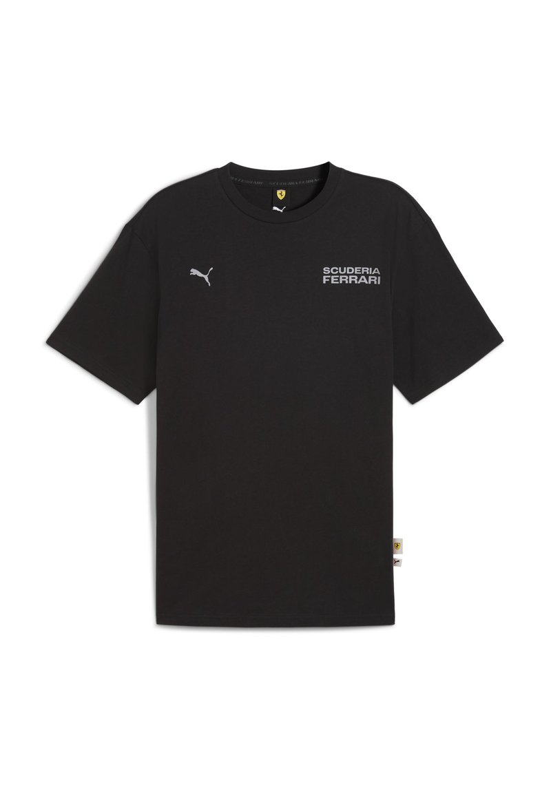 Sort bomulds T-shirt med korte ærmer, der har et Puma-logo og teksten "SCUDERIA FERRARI" i hvid. Rund hals, løs pasform.