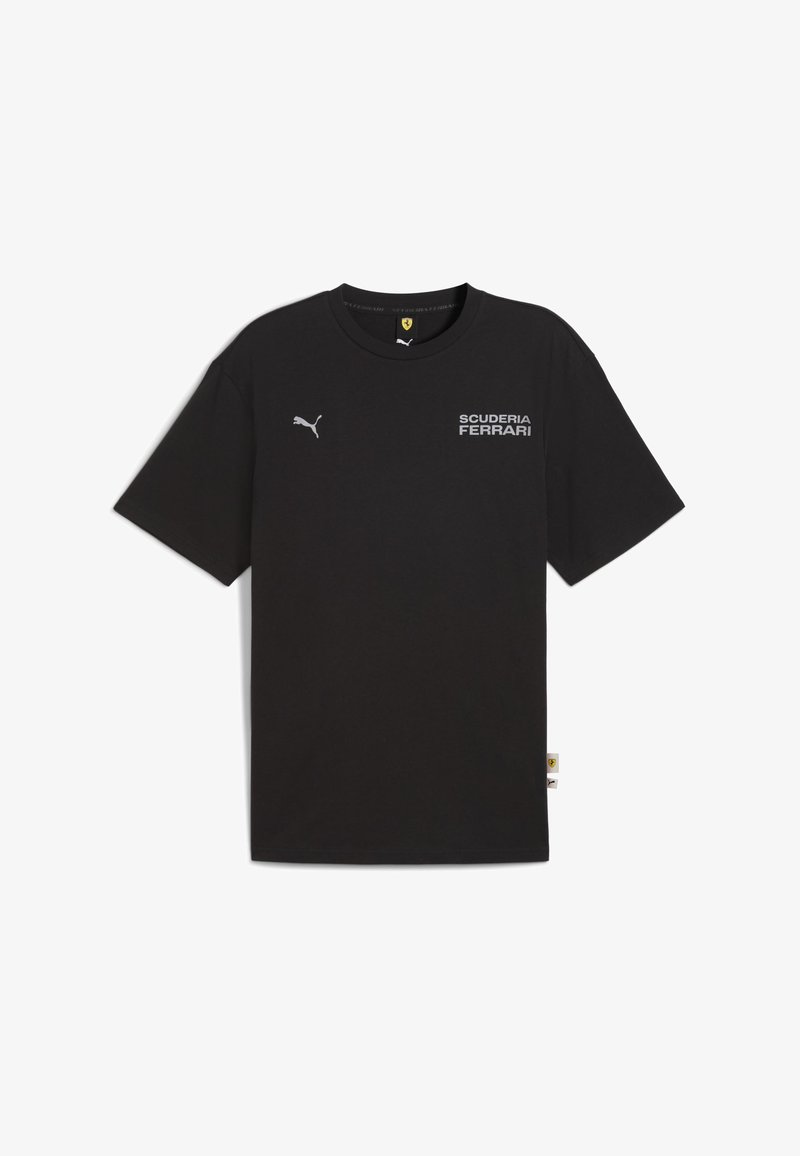 Sort bomulds T-shirt med korte ærmer, der har et Puma-logo og teksten "SCUDERIA FERRARI" i hvid. Rund hals, løs pasform.