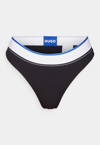 String noir avec une ceinture élastique blanche et bleue arborant le logo "HUGO" en relief. Tissu lisse et design minimaliste.