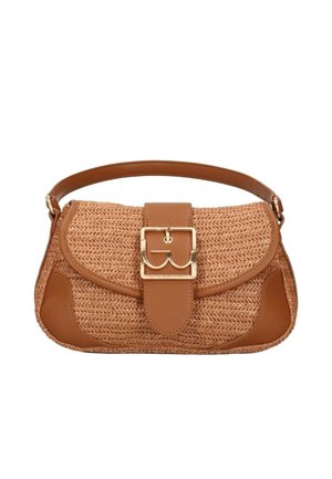 Piccola borsa intrecciata color beige con rifiniture in pelle, manico superiore e chiusura con fibbia dorata sulla patta frontale.