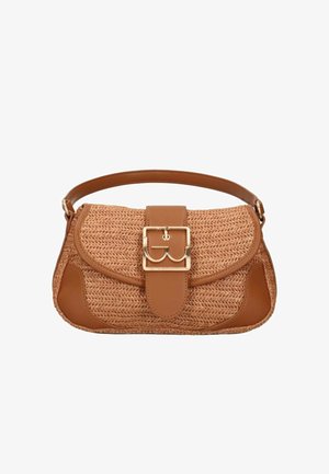 Piccola borsa intrecciata color beige con rifiniture in pelle, manico superiore e chiusura con fibbia dorata sulla patta frontale.