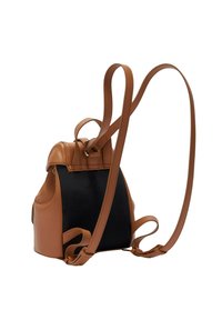 Zaino in pelle marrone e tessuto nero con una parte superiore arrotondata, spallacci regolabili e dettagli in hardware dorato. Design compatto e informale.