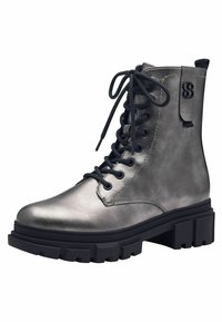 Botín metálico gris hecho de cuero, con cordones en la parte frontal, suela gruesa negra y un pequeño parche con el logo en el lateral.