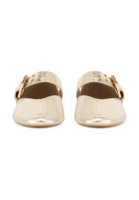 Zapatos slip-on metálicos dorados con una textura agrietada, que presentan una banda ancha y una hebilla decorativa en el lateral. Acabado liso, punta redondeada.