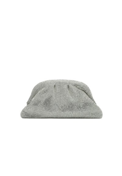 Pochette argentée métallique en tissu texturé avec un devant froncé, une forme arrondie et un éclat subtil avec des accents métalliques.