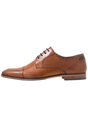 Chaussure habillée pour homme en cuir marron avec bout à capuchon, fermeture à lacets à l'avant, panneaux latéraux texturés et petit talon empilé, vue de profil latéral.
