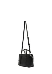 Sac à main en cuir noir avec une surface texturée, deux poignées supérieures, une bandoulière ajustable et des détails de fermeture éclair en métal argenté.