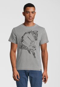 Camiseta de algodón gris con un gráfico negro de Capitán América lanzando un escudo. Cuello redondo y mangas cortas, corte relajado.
