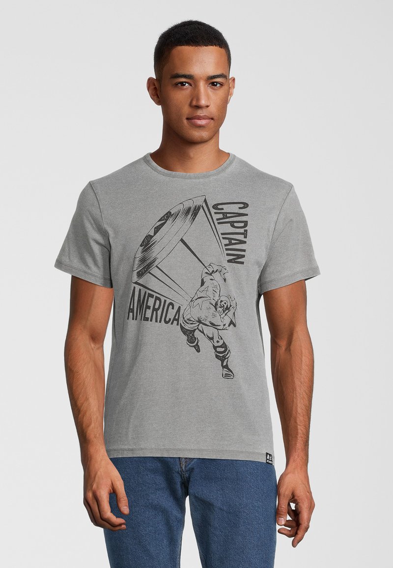 Camiseta de algodón gris con un gráfico negro de Capitán América lanzando un escudo. Cuello redondo y mangas cortas, corte relajado.