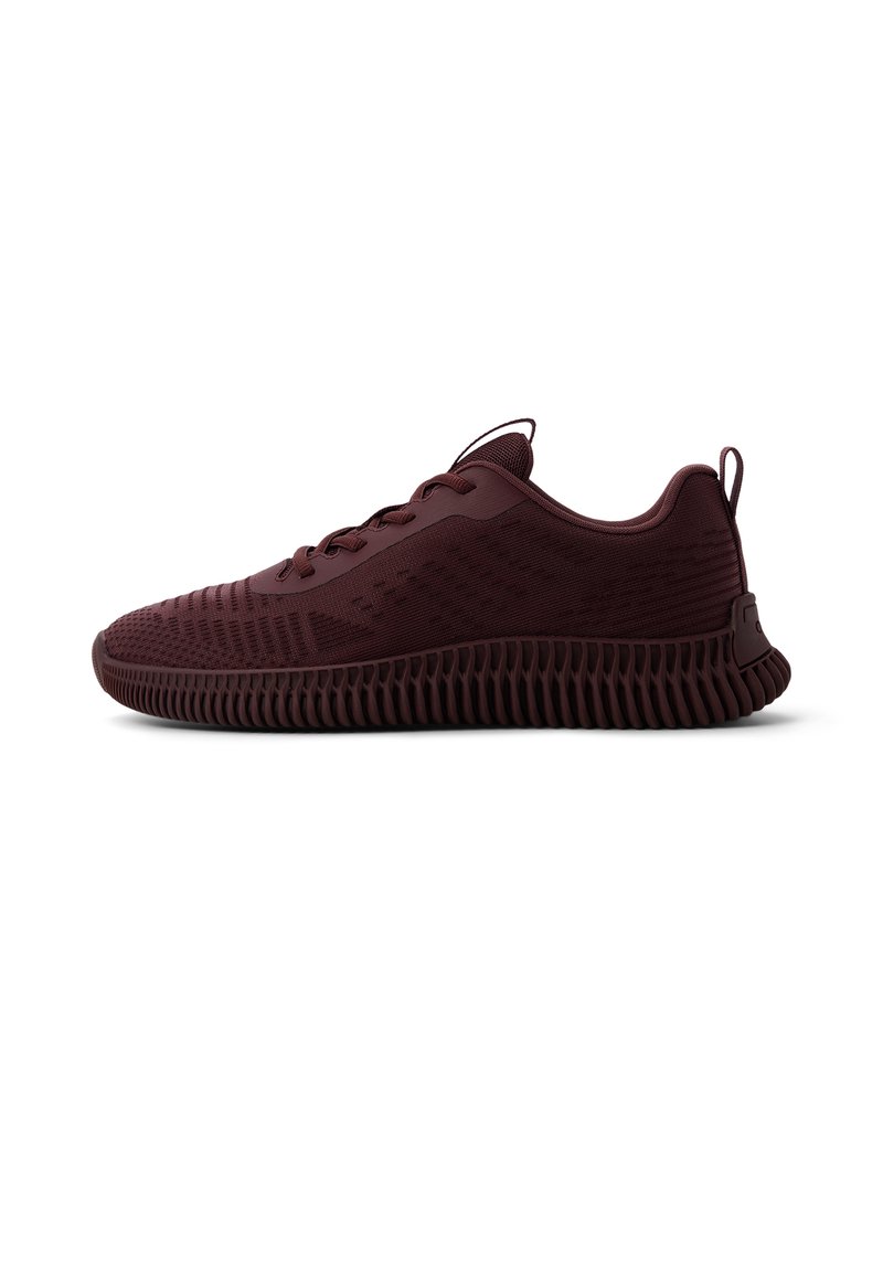 Burgundské sportovní boty s textured síťovinovým svrškem, šněrováním a vroubkovanou podešví. Lehký a flexibilní design pro pohodlí.