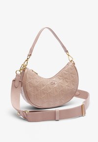 Sac à main rose arrondi en matériau texturé, présentant un motif géométrique, une bandoulière amovible et des accents métalliques dorés.