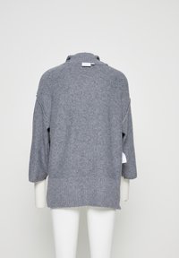 Grauer Strickpullover mit lockerem Schnitt, hoher Kragen und dreiviertel Ärmeln. Strukturierter Stoff und gerippter Saum.