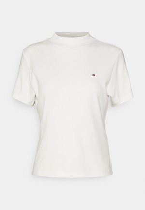 Witte t-shirt met korte mouwen en een hoge hals. Heeft een klein kleurenlogo op de linkerborst. Gemaakt van een zachte katoenen stof.