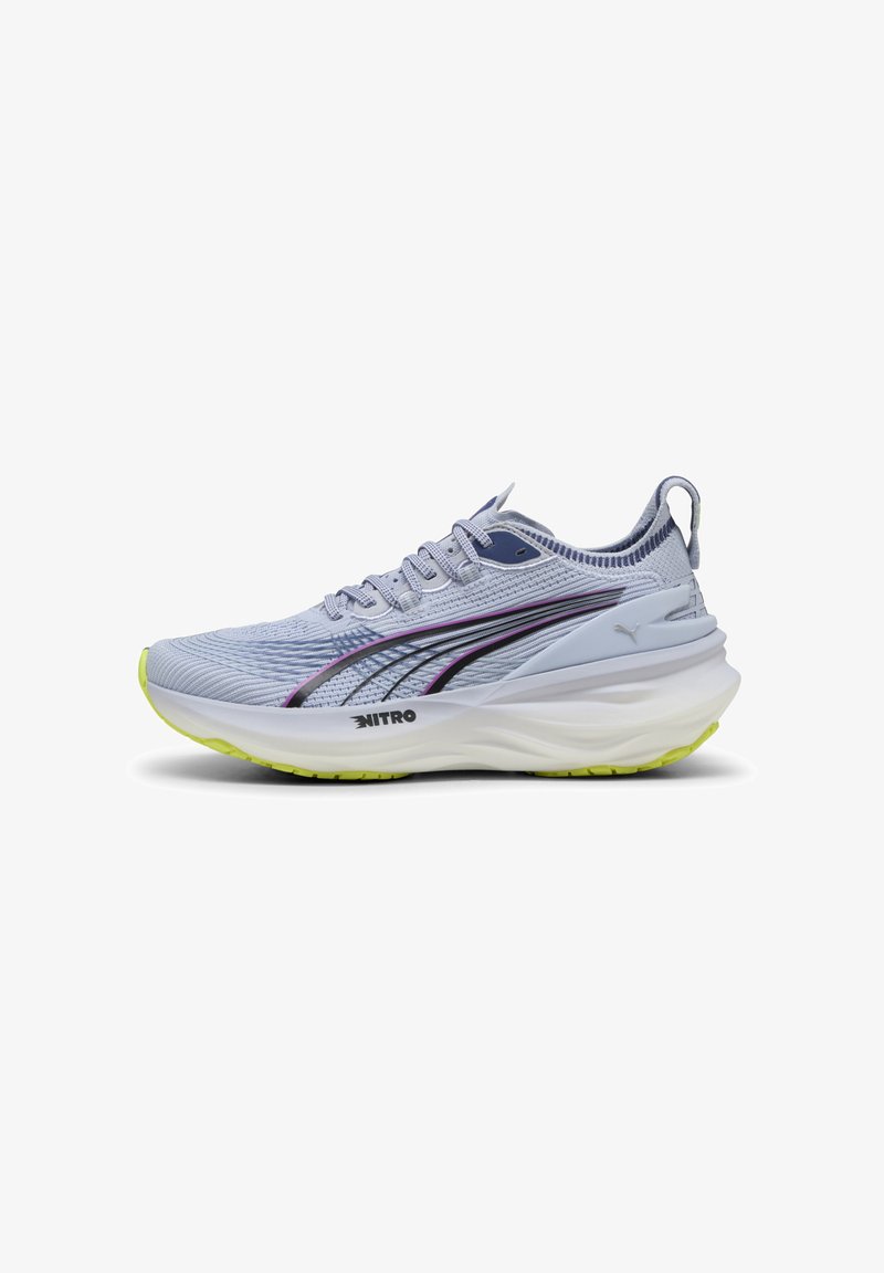 Baskets de sport bleu clair avec une tige en mesh texturé, des accents violets et noirs, une semelle rembourrée et des détails de semelle extérieure jaune vif.