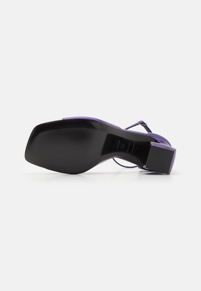 SI ROSSI Sandaalit nilkkaremmillä - purple