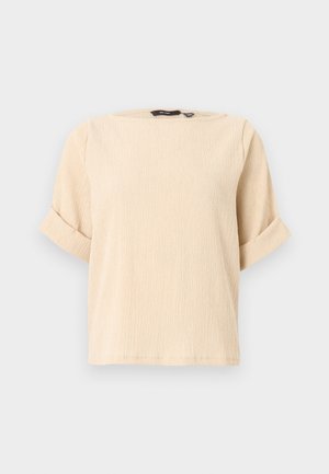 Beige Bluse mit kurzen Ärmeln, texturiertem Stoff und umgeschlagenen Bündchen, Rundhalsausschnitt, auf einfarbig hellem Hintergrund dargestellt.