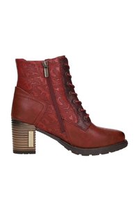 Bottine rouge avec une tige texturée arborant un motif floral, un laçage sur le devant, une fermeture éclair sur le côté et un talon empilé avec une finition imitant le bois.